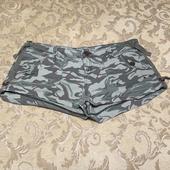 lei Pants - l.e.i. Camouflage Cuffed Shorts 15